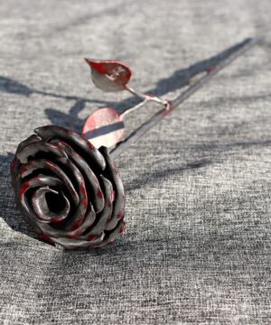 Kovaná růže (krvavá červeň)