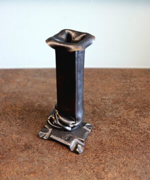 Kovaná váza pro růži