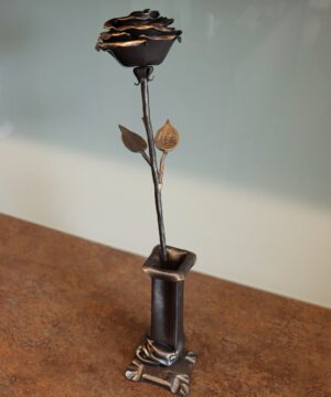 Kovaná růže včetně vázy